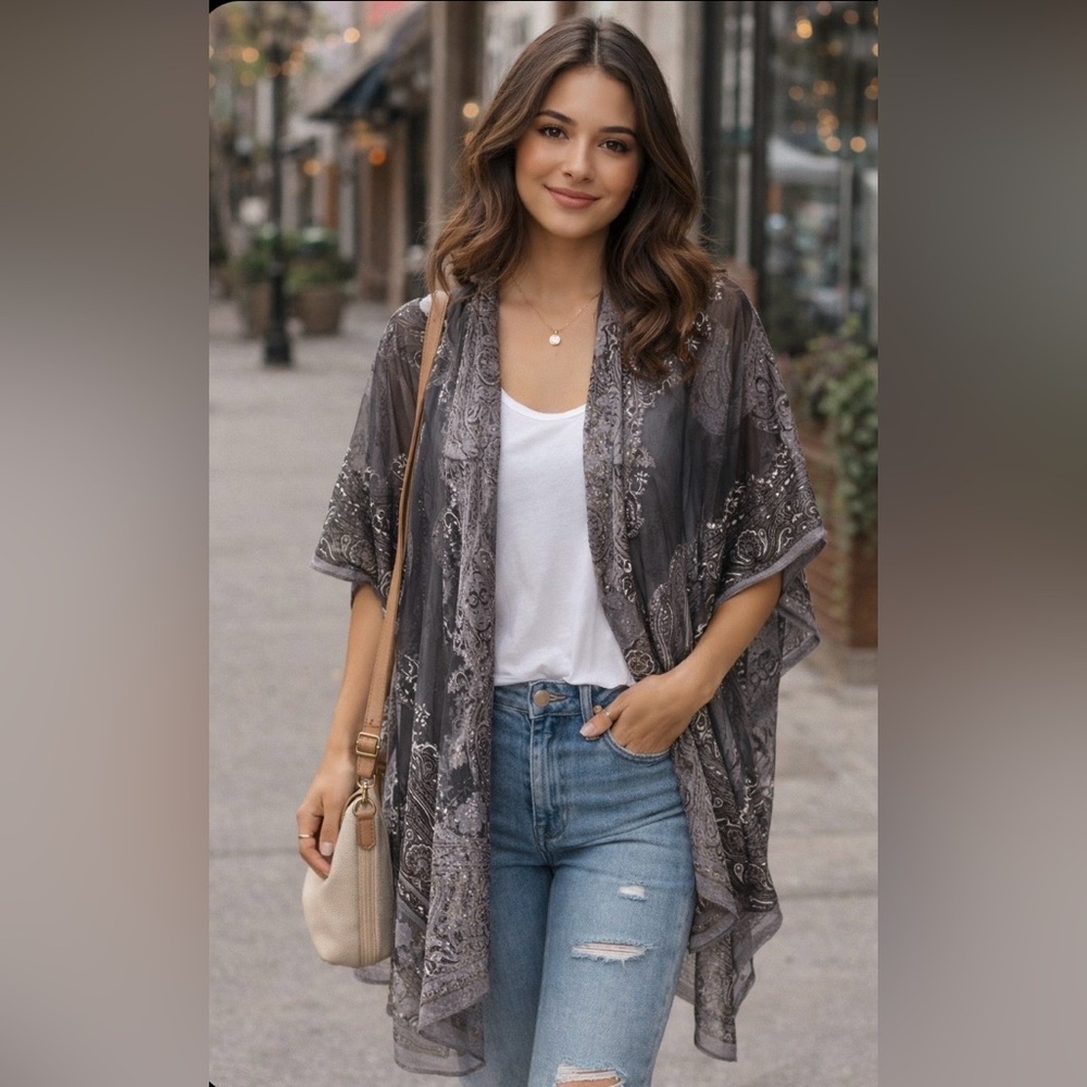 David and Young  women’s  bohemian Gray Paisley Kimono Jacket